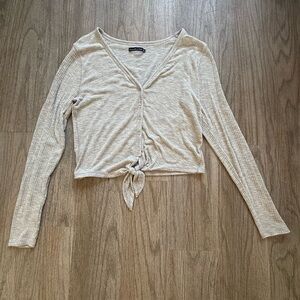 Long-Sleeve V-Neck Tie-Front Top in Light Grey